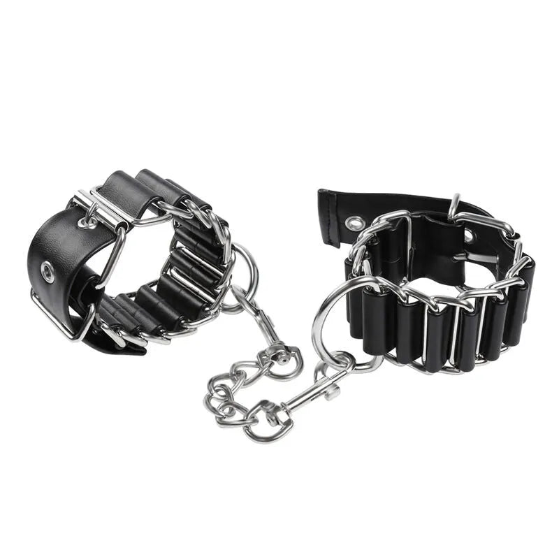 Attaches poignets BDSM réglables en métal et PVC noir, chaînes robustes, taille ajustable 16-22 cm, sécurité et confort.