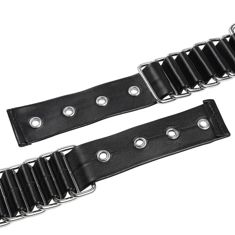Attaches poignets BDSM réglables en métal noir, PVC robuste, taille ajustable 16-22 cm, sécurité et confort.