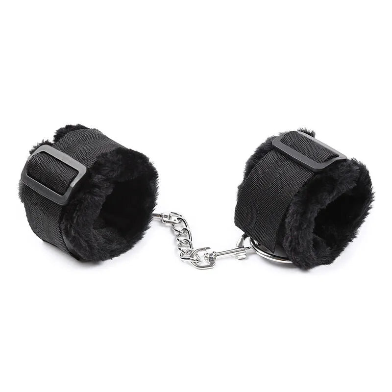Attaches poignets noires doublées fourrure, ajustables, chaîne métallique, confort et luxe, matériaux hypoallergéniques.