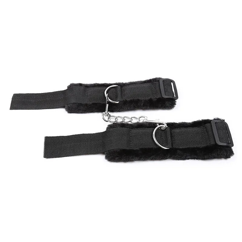 Attaches poignets noires en fourrure douce, ajustables, avec boucle métallique, idéales pour confort et sécurité.