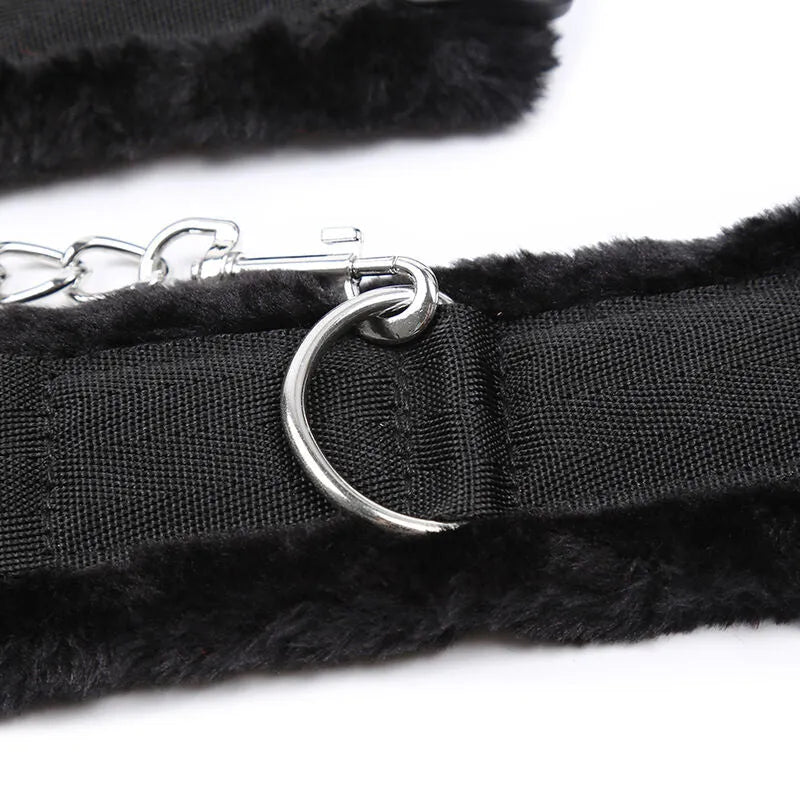 Attaches poignets noires en fourrure douce avec boucle métallique, ajustables, confortables, luxe et sécurité.
