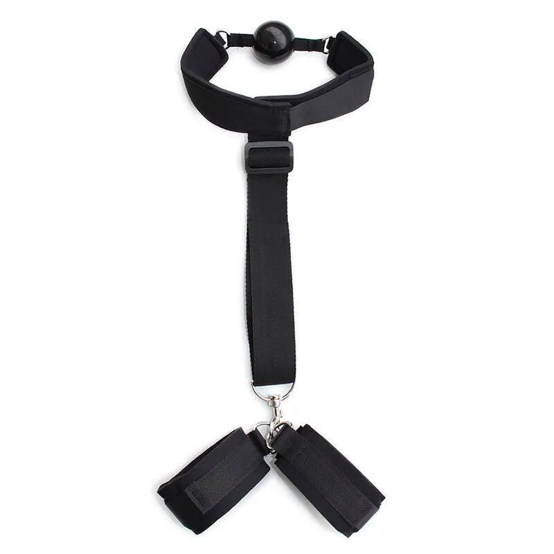 Bâillon noir ajustable avec menottes en tissu noir, ergonomique et discret pour débutants en fétichisme.