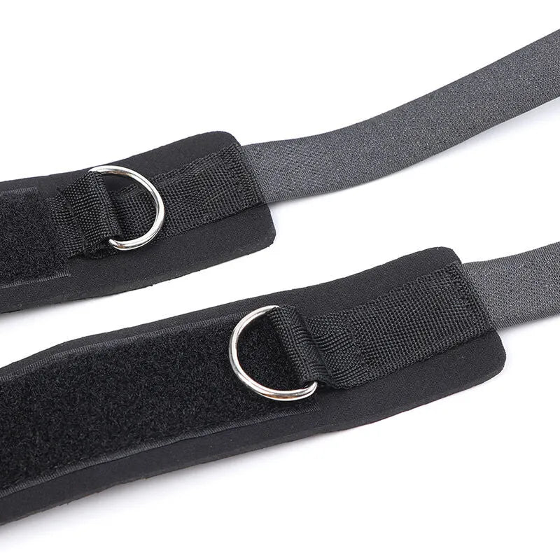 Bâillon noir ajustable avec menottes en métal et tissu hypoallergénique, idéal pour débutants en fétichisme.