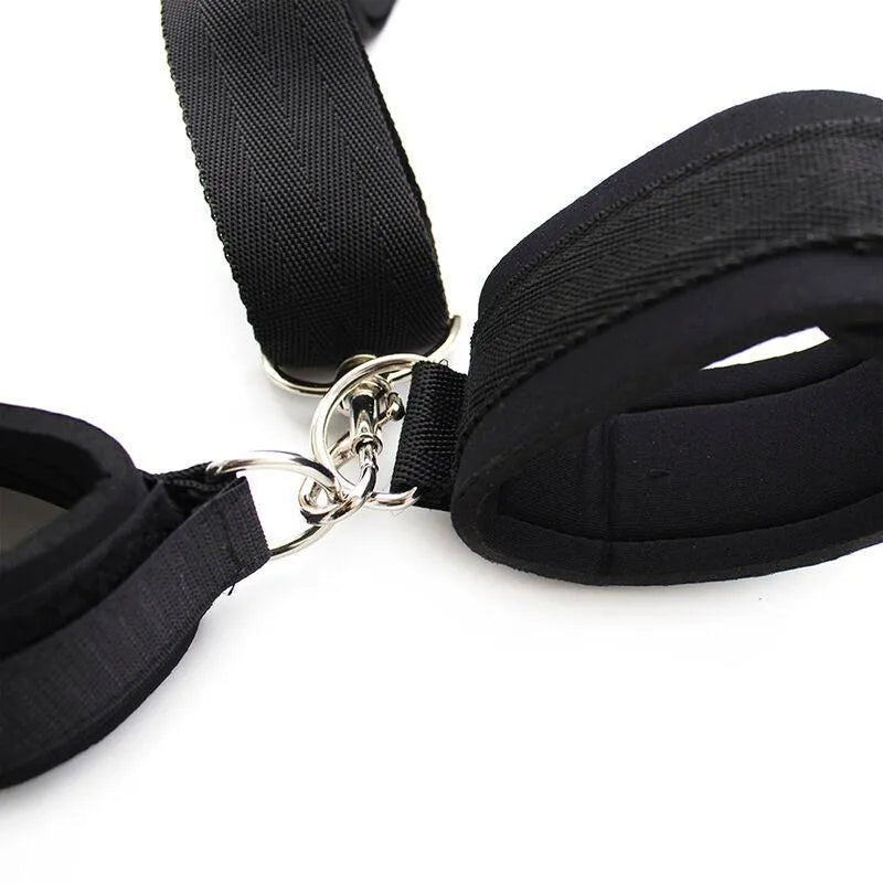Bâillon noir ajustable avec menottes en polyester et métal, ergonomique et discret pour débutants en fétichisme.