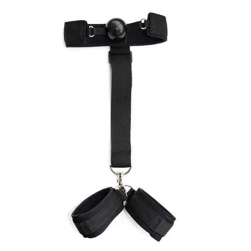 Bâillon noir ajustable avec menottes en polyuréthane, ergonomique et discret, idéal pour débutants en fétichisme.