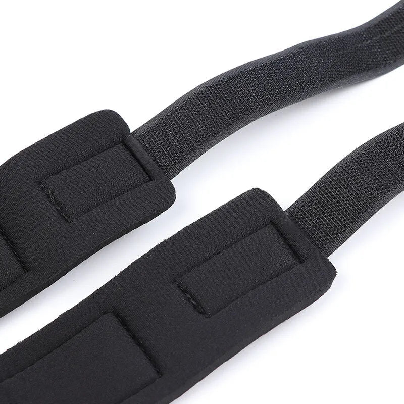 Bâillon noir ajustable avec menottes, design ergonomique, matériaux hypoallergéniques, idéal pour débutants fétichisme.