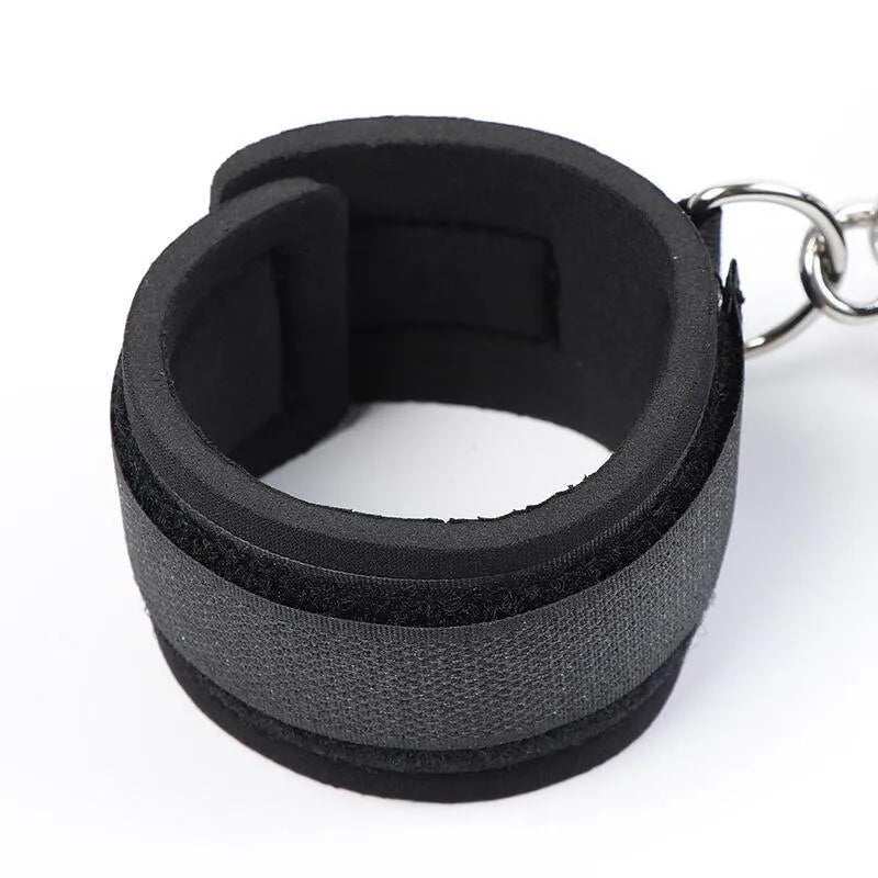 Menottes noires ajustables en polyuréthane avec chaîne métallique, idéales pour débutants en fétichisme, confortables et s...
