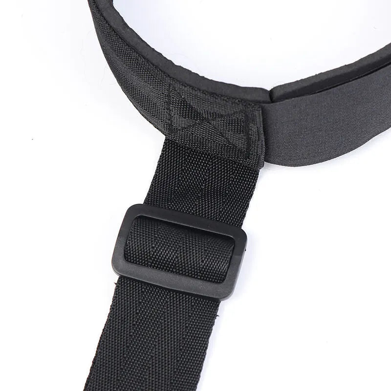 Bâillon noir ajustable avec menottes débutants, matériaux hypoallergéniques, boucle métallique, ergonomique et discret.
