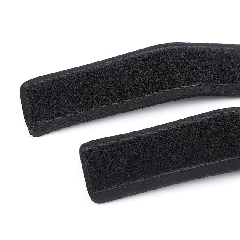Bâillon noir ajustable avec menottes en polyuréthane, design ergonomique pour débutants, sécurité et confort garantis.