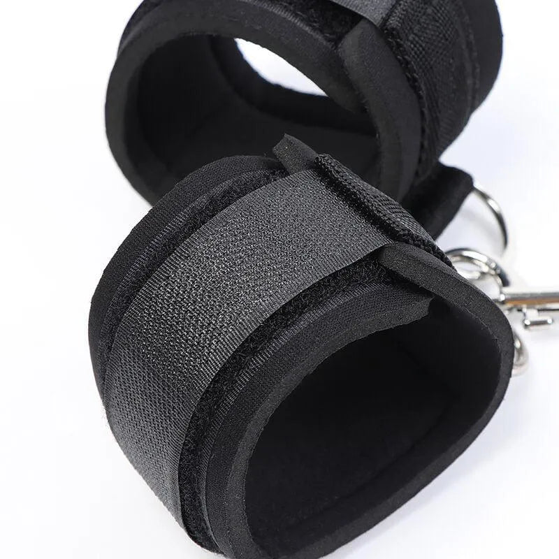 Bâillon noir ajustable avec menottes en polyuréthane, design ergonomique pour débutants, sécurité et confort garantis.