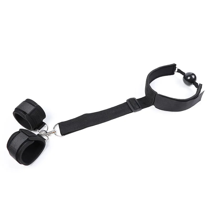 Bâillon noir ajustable avec menottes en polyuréthane, ergonomique et discret, pour débutants en fétichisme.