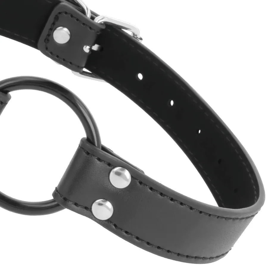 Bâillon anneau en cuir noir avec coutures élégantes, sangle réglable et anneau métallique, accessoire BDSM sensuel.