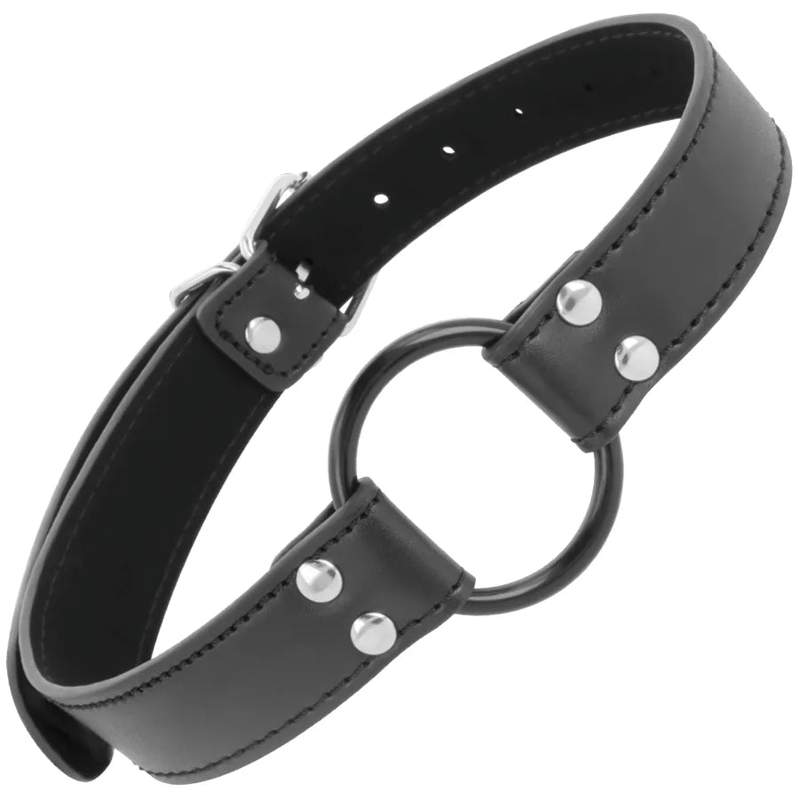 Bâillon anneau cuir noir, sangle réglable, coutures élégantes, accessoire BDSM durable et imperméable.