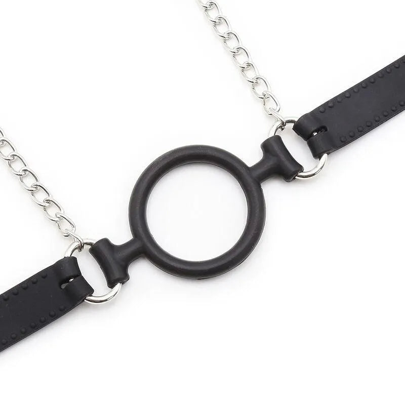 Bâillon BDSM noir avec chaînes métalliques et pinces à tétons en acier inoxydable, sangle réglable pour confort optimal.