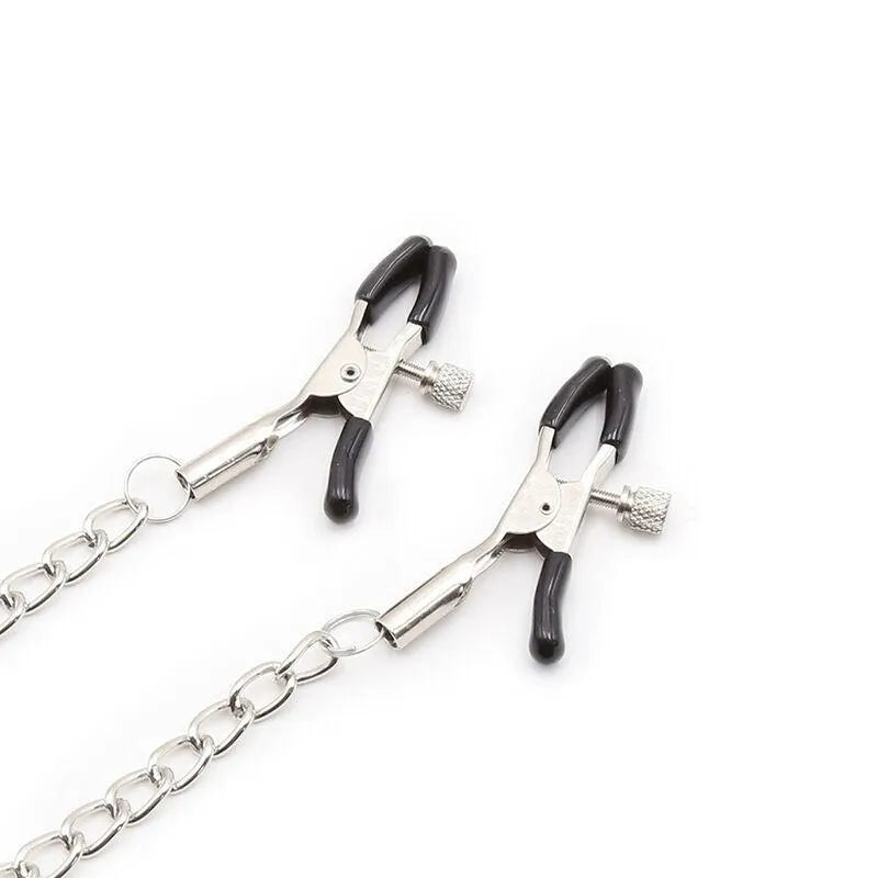 Bâillon BDSM noir avec pinces à tétons en acier inoxydable, chaînes robustes, sangle ajustable pour confort et sécurité.