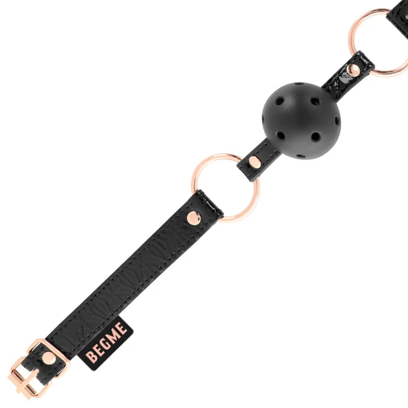 Bâillon BDSM rouge en cuir vegan, quatre trous ventilation, serre-tête ajustable, métal sans nickel, écologique.