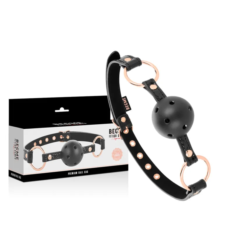 Bâillon BDSM cuir vegan rouge, quatre trous, serre-tête ajustable, néoprène, métal sans nickel, écologique, confortable.