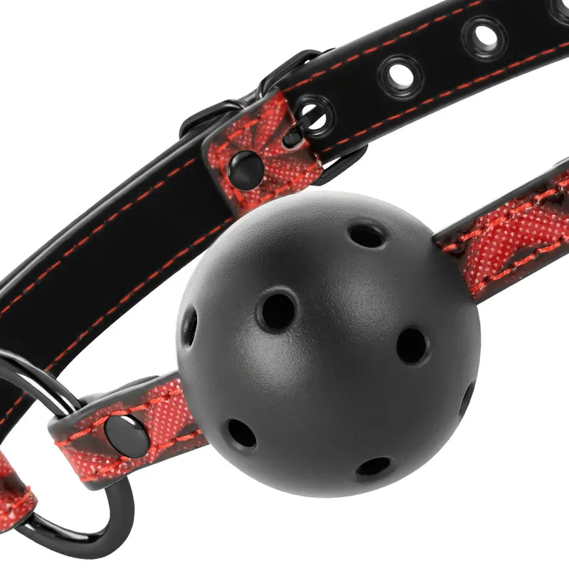 Bâillon BDSM cuir végane rouge, boule noire ventilée, sangle néoprène réglable, accessoire bondage confortable et sécurisé.