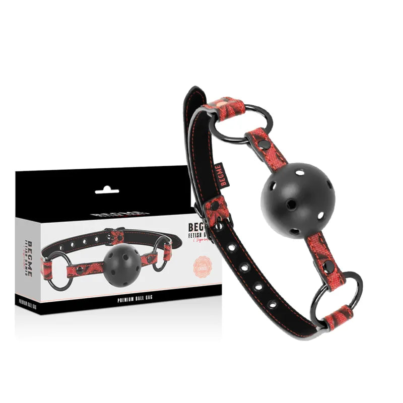 Bâillon BDSM rouge en cuir végane avec boule noire ventilée, sangle réglable néoprène, accessoires métal sans nickel.