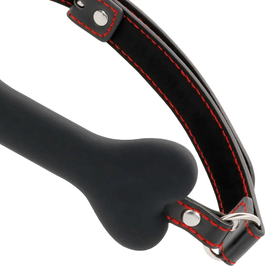 Bâillon BDSM silicone noir forme os chien, sangle réglable cuir noir coutures rouges, boucle métallique robuste.