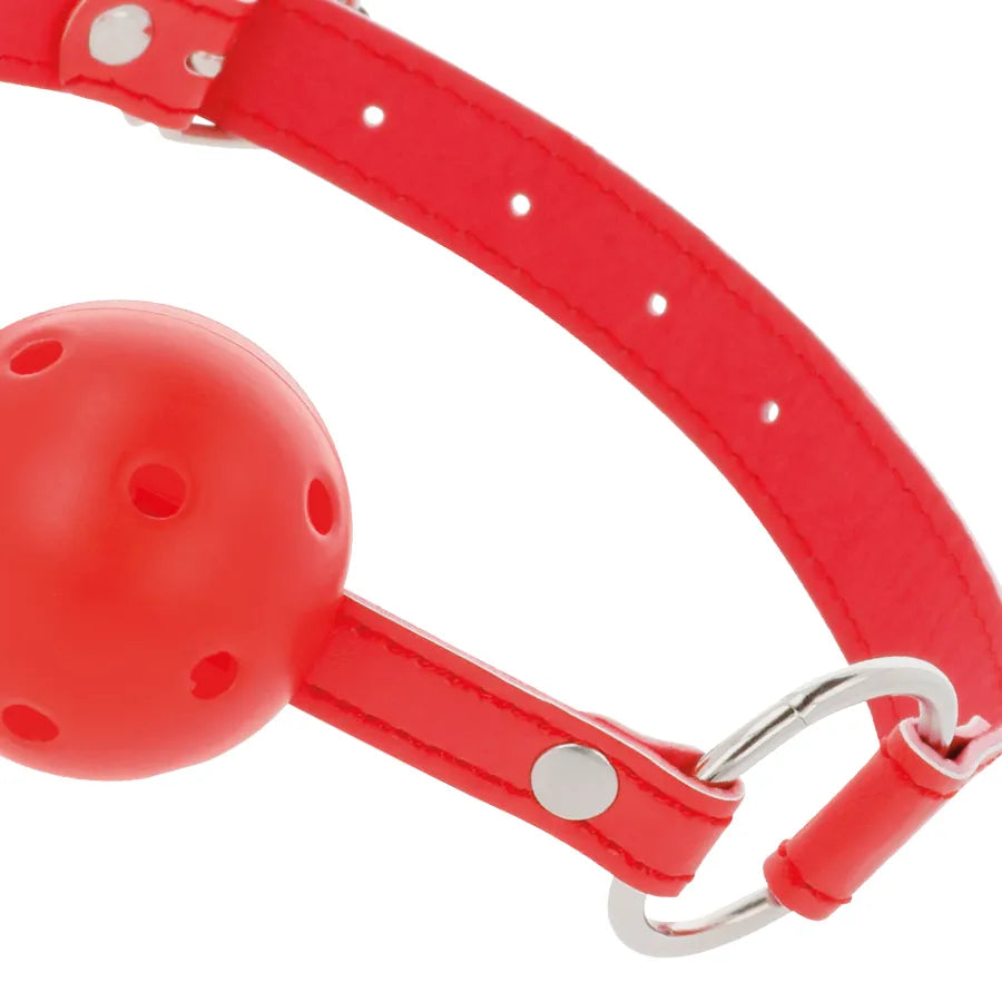 Bâillon boule rouge en cuir imperméable avec lanières ajustables, trous multiples, design élégant pour jeux BDSM.