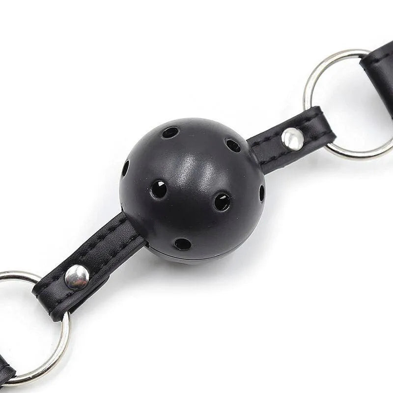Bâillon-boule noir en acier inoxydable avec évents, pinces à tétons et chaînes, design élégant et durable pour stimulation.