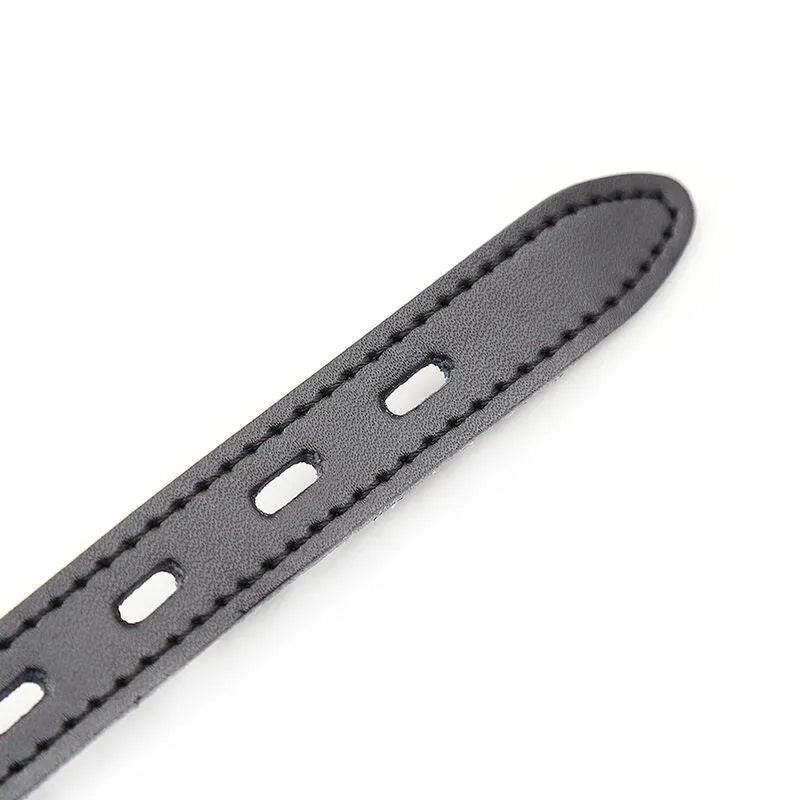 Bracelet en simili cuir noir ajustable avec trous, partie du bâillon-boule BDSM en silicone sécurisé et hygiénique.
