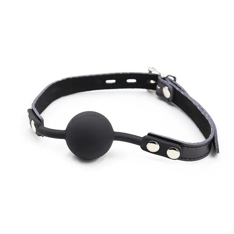 Bâillon-boule en silicone noir ajustable avec sangle en simili cuir et fermoir sécurisé, diamètre 4 cm.