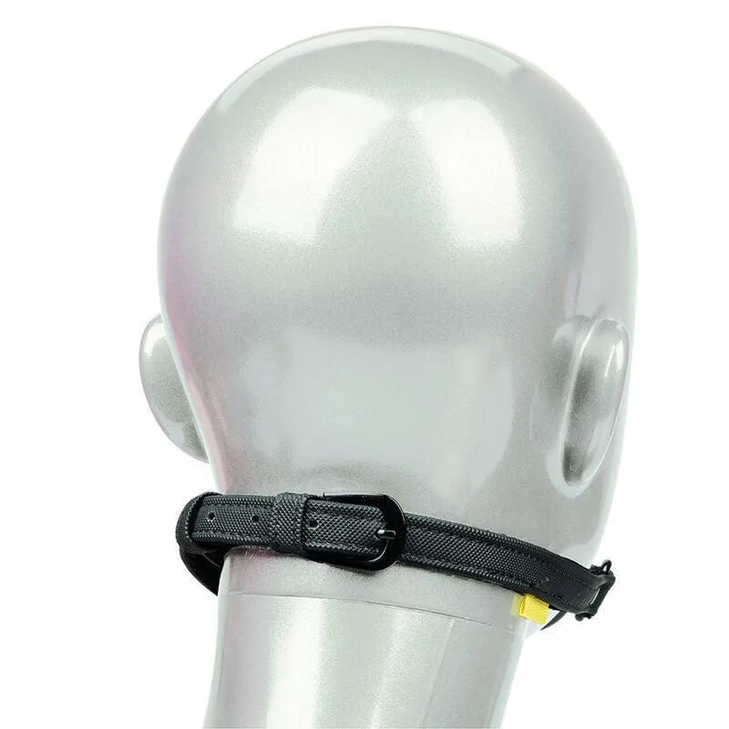 Bâillon boule silicone noir respirant, lanières cuir végétalien, boucle réglable, sur mannequin, accessoire érotique.