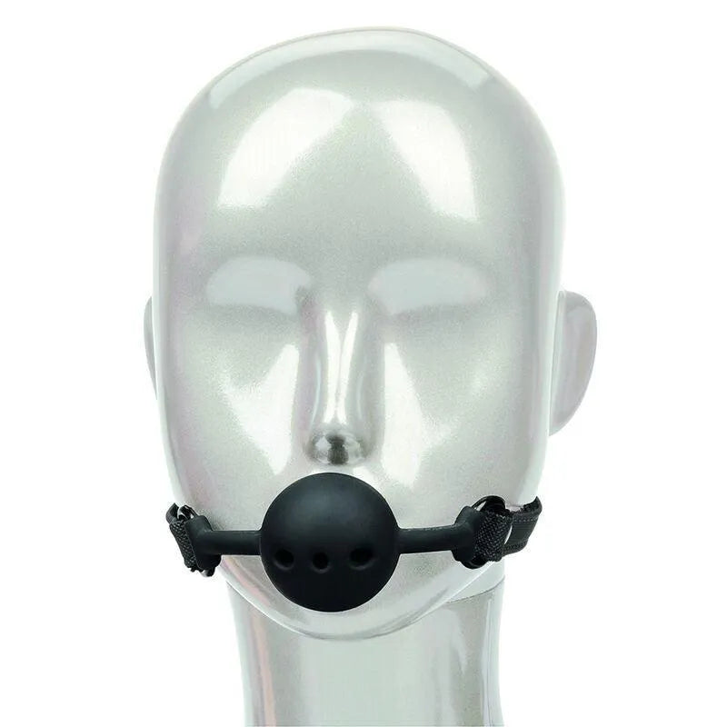 Bâillon boule noir en silicone respirant, lanières cuir végétalien, ajustable, sur mannequin, pour jeux érotiques sécurisés.
