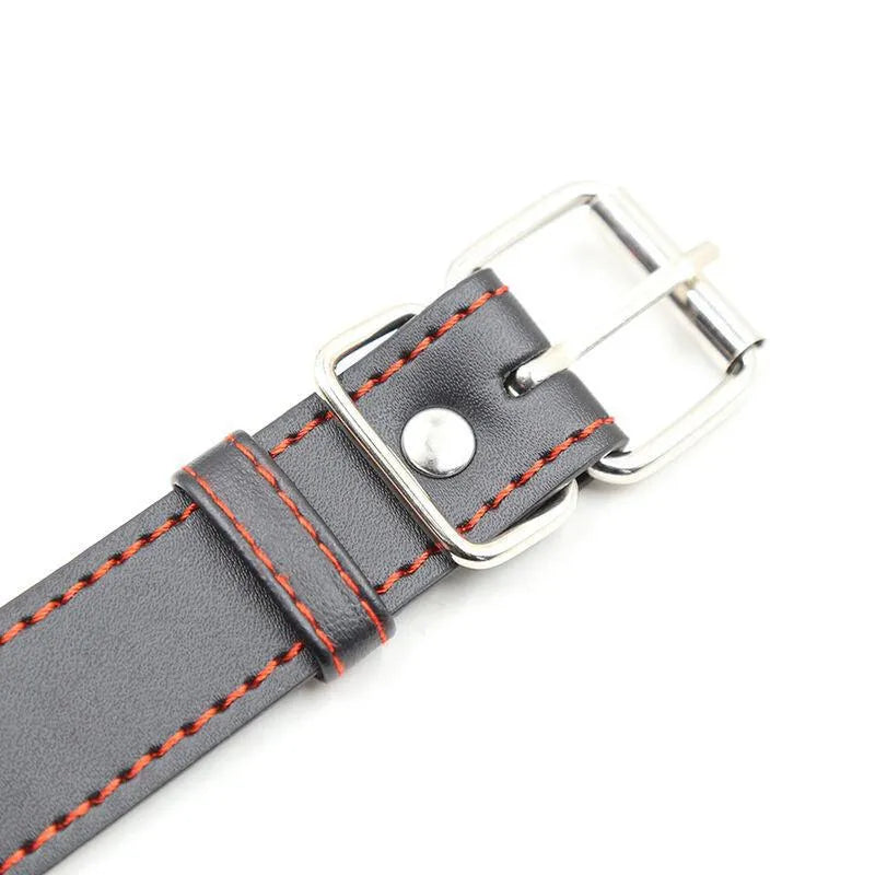 Bâillon-boule noir Ohmama, sangle réglable en cuir synthétique avec coutures rouges, boucle métallique argentée.