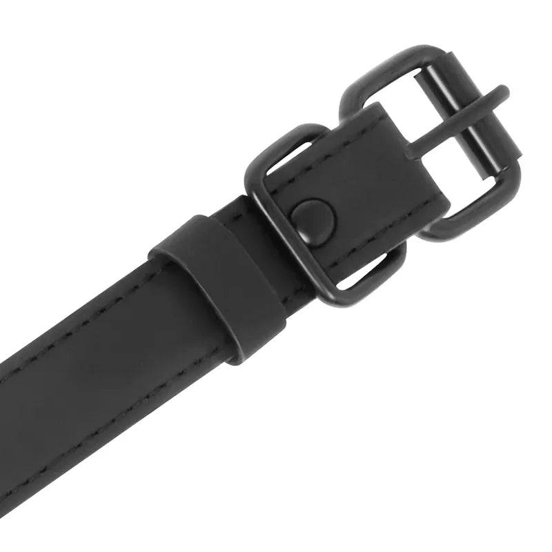 Bâillon cuir vegan noir ajustable avec anneau PVC, pinces à tétons métal, chaîne robuste, vis réglables hypoallergéniques.