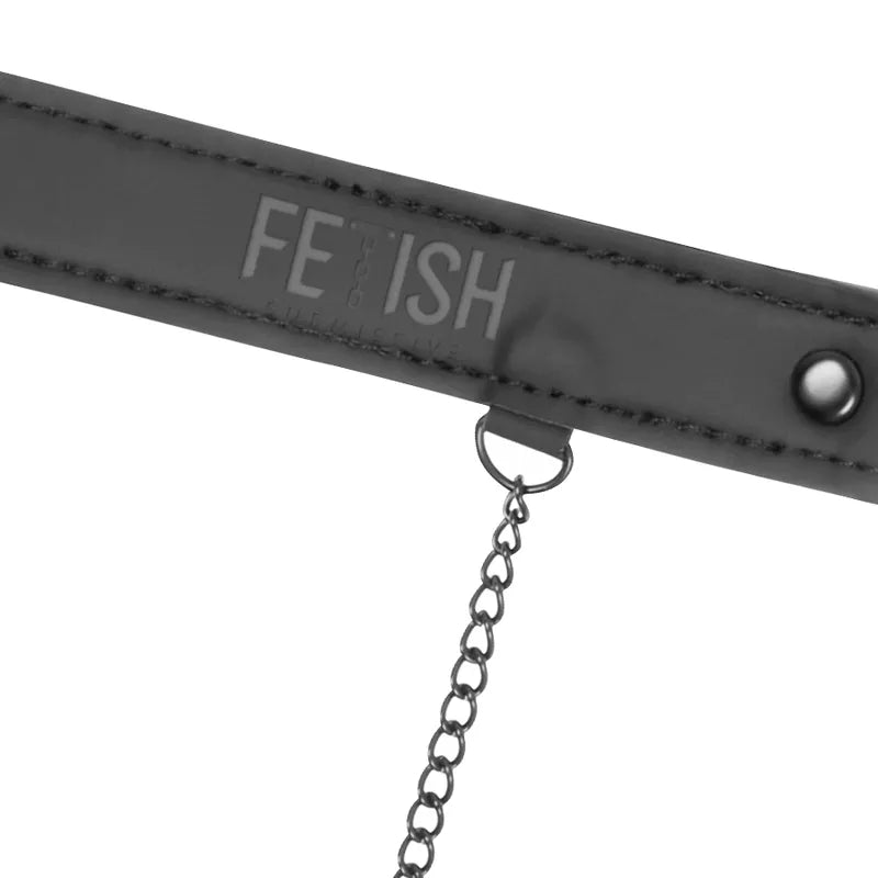 Bâillon cuir vegan noir avec anneau PVC, pinces à tétons métalliques, chaîne robuste et vis réglable pour ajustement.