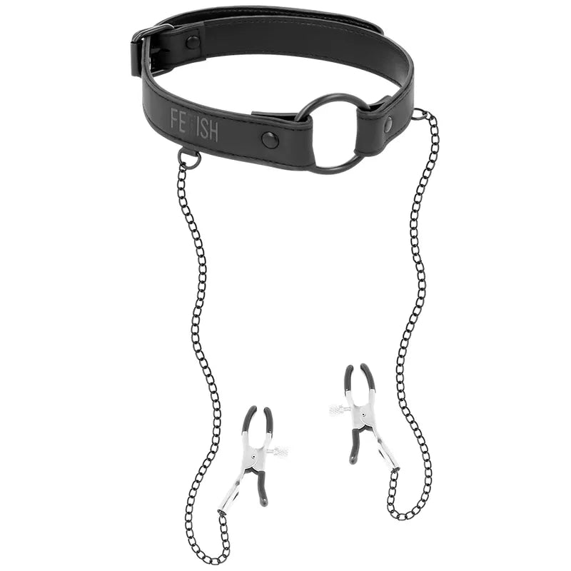 Bâillon cuir vegan noir avec anneau PVC, chaînes métalliques et pinces à tétons réglables, accessoire BDSM élégant.