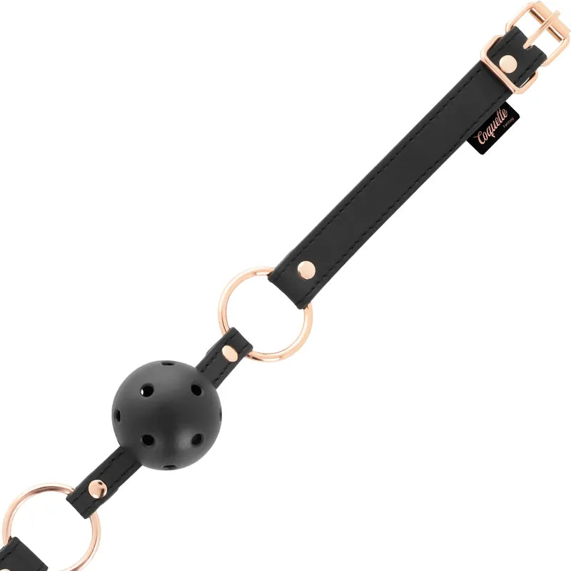 Bâillon BDSM cuir vegan noir avec boule néoprène perforée, attaches réglables en métal doré, longueur 66 cm.