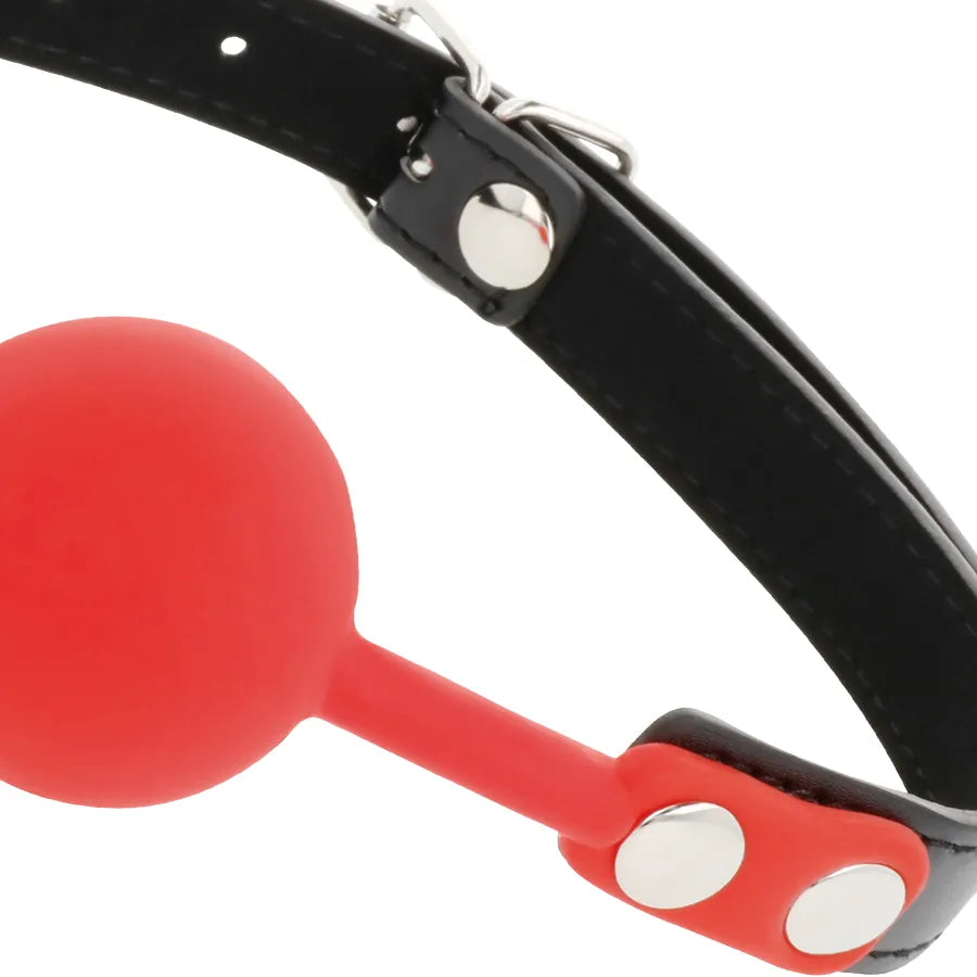 Bâillon BDSM en silicone rouge avec lanières en cuir noir et coutures élégantes, réglable et durable pour jeux fétiches.