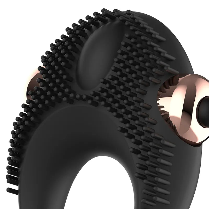 Bague vibrante noire en silicone avec embouts doux, design ergonomique, stimule et retarde, Womanvibe, longue autonomie.