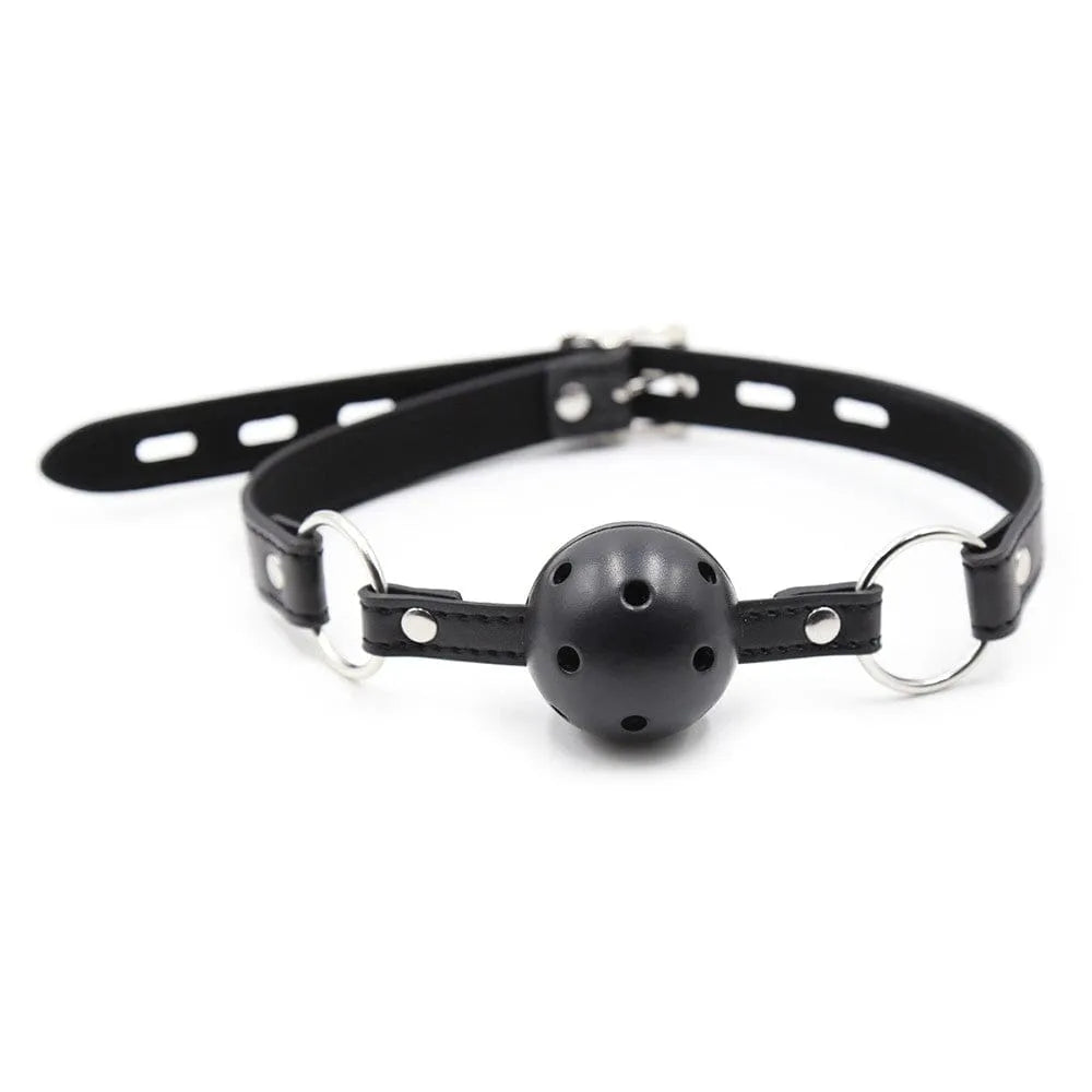Bâillon boule noire percée en PU avec sangle réglable, finitions soignées, pour jeux de rôle et scènes BDSM.