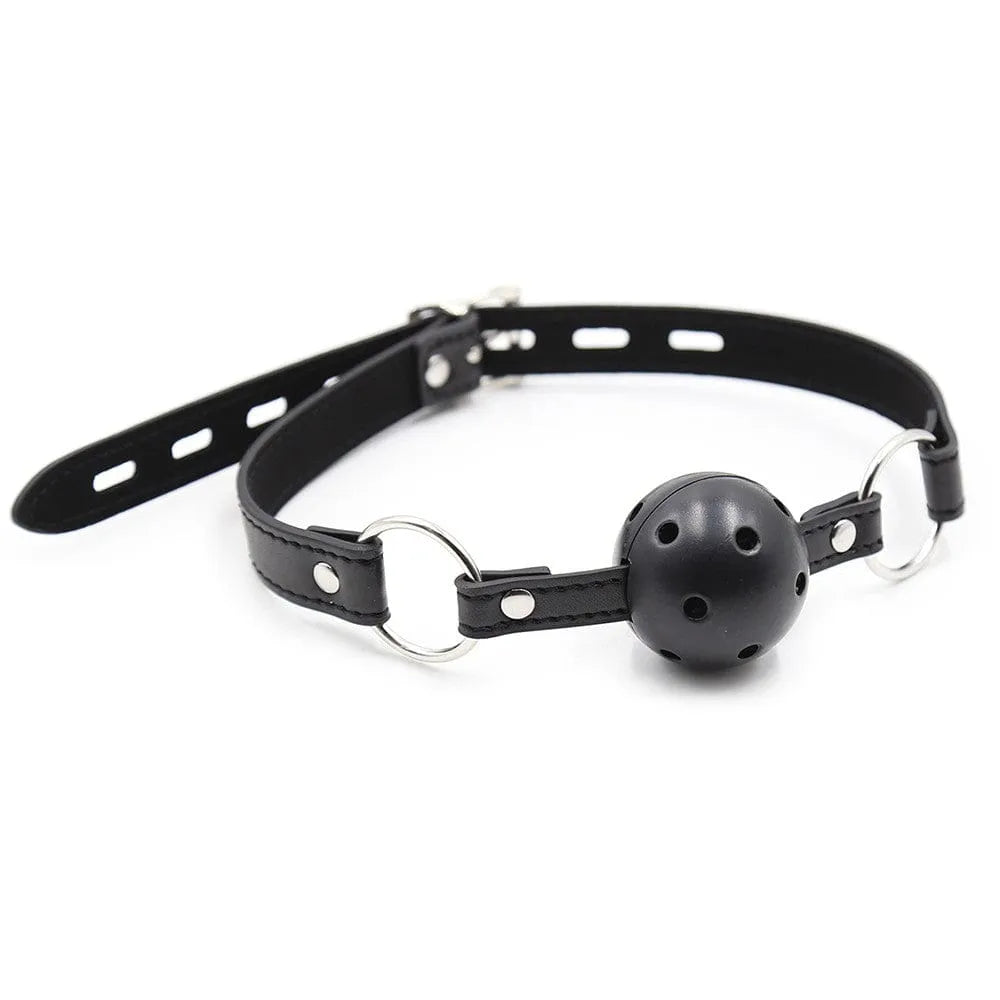 Bâillon boule noire percée avec sangle réglable en PU, finitions soignées, pour confort et sécurité dans les jeux de rôle.