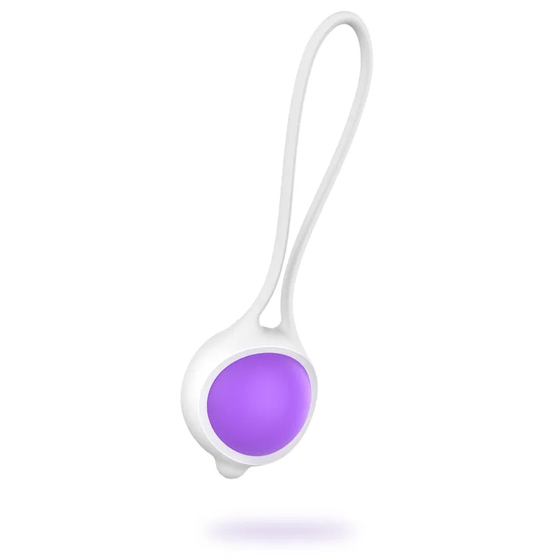 Balle Geisha violette en silicone doux avec cordon blanc, ergonomique et compacte pour renforcement pelvien débutantes.