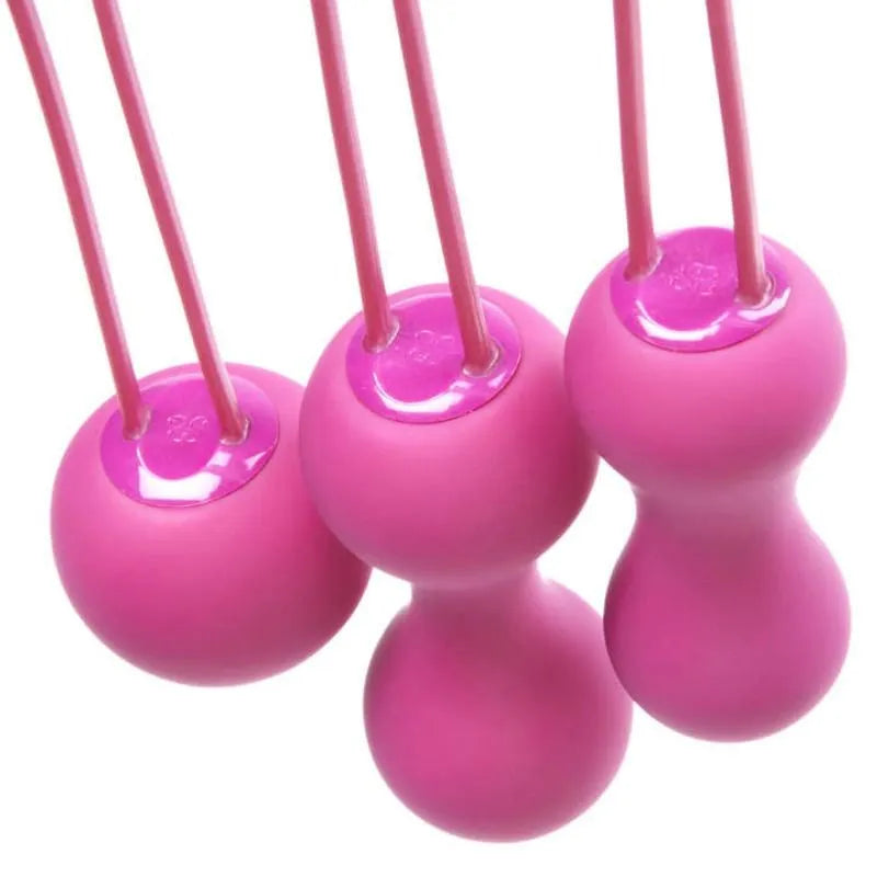 Balles Kegel roses en silicone, trois niveaux de poids progressifs pour tonification pelvienne, ergonomiques et hygiéniques.