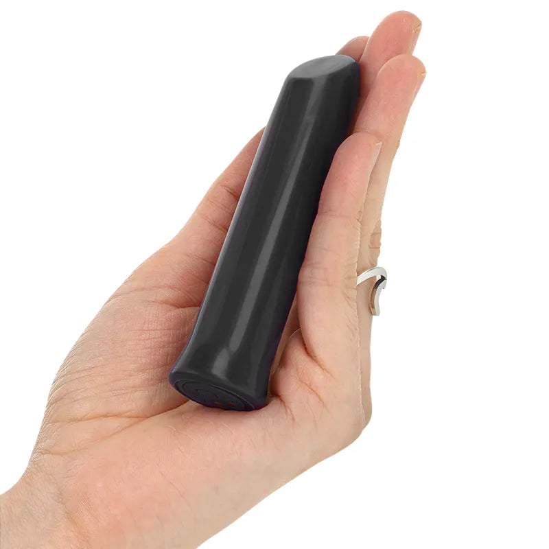 Balle vibrante violette en silicone médical, compacte et étanche, tenue dans une main, idéale pour stimulation discrète.