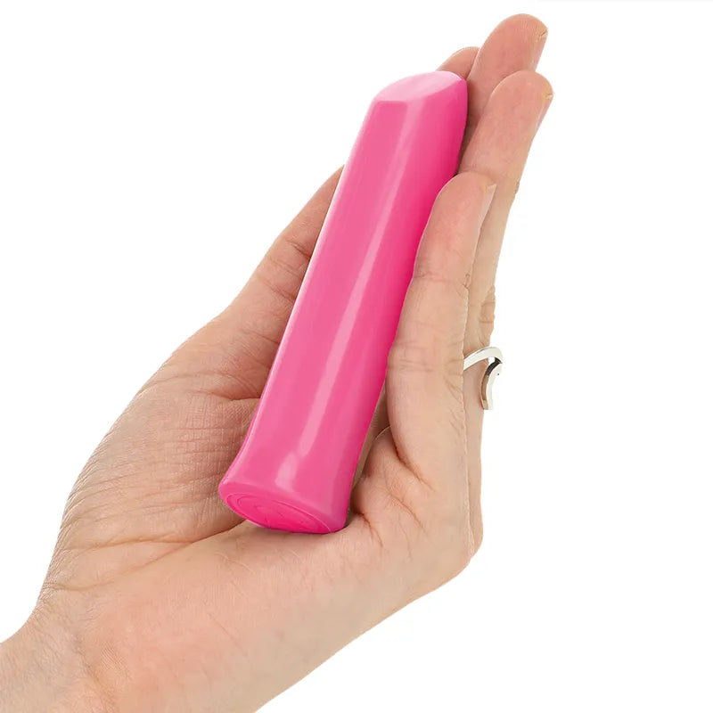 Balle vibrante violette compacte en silicone médicale, étanche, rechargeable, tenue dans une main.