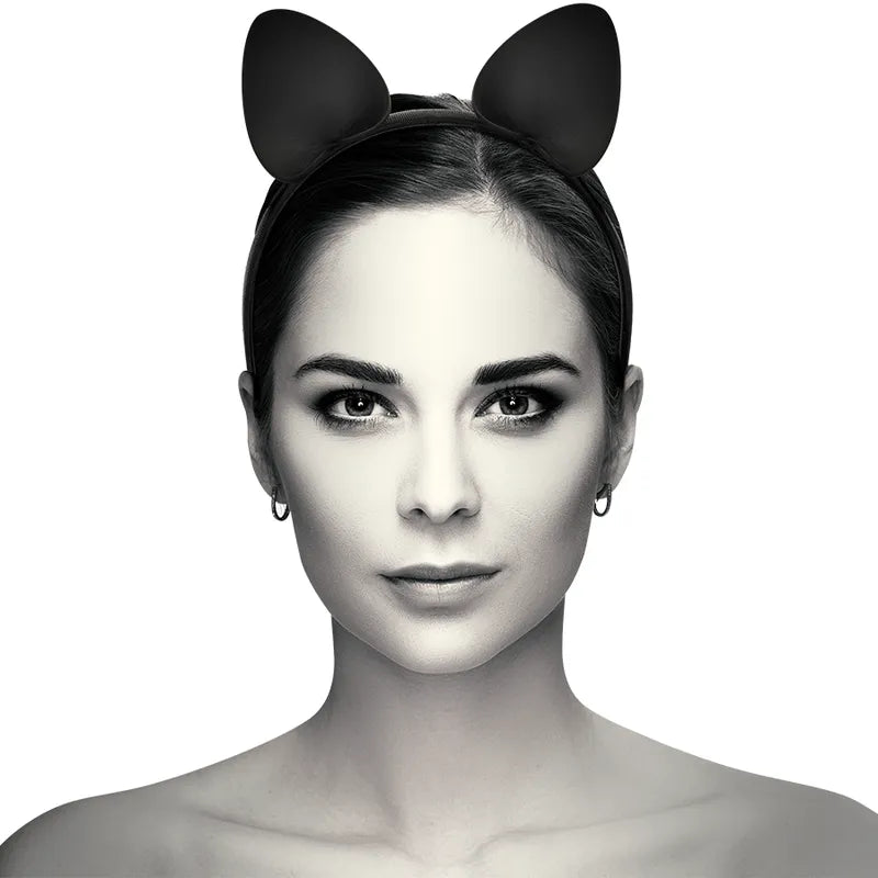 Bandeau noir en cuir végétalien avec oreilles de chat, élégant et éthique, porté par une femme, accessoire chic et ludique.