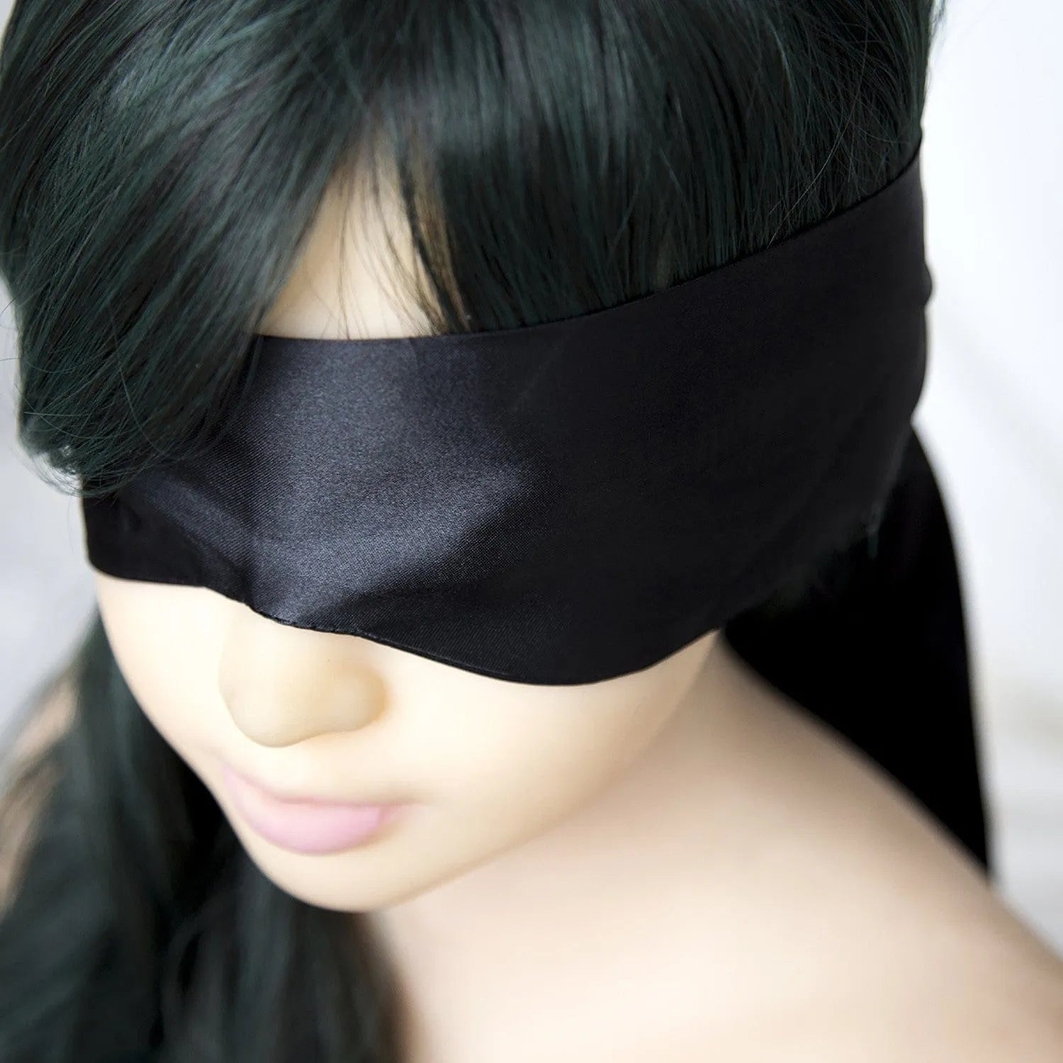 Bandeau satin noir soyeux 150 cm sur mannequin, accessoire sensuel et polyvalent, élégant et mystérieux.