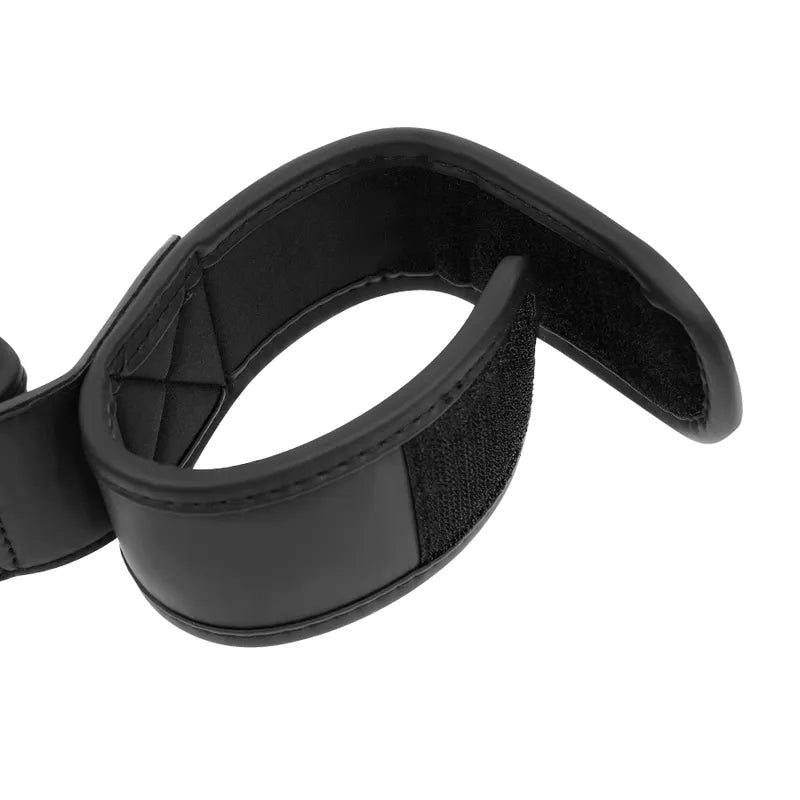Barre d'écartement BDSM noire en néoprène et cuir vegan, rembourrée, avec attaches velcro ajustables pour poignets et chev...