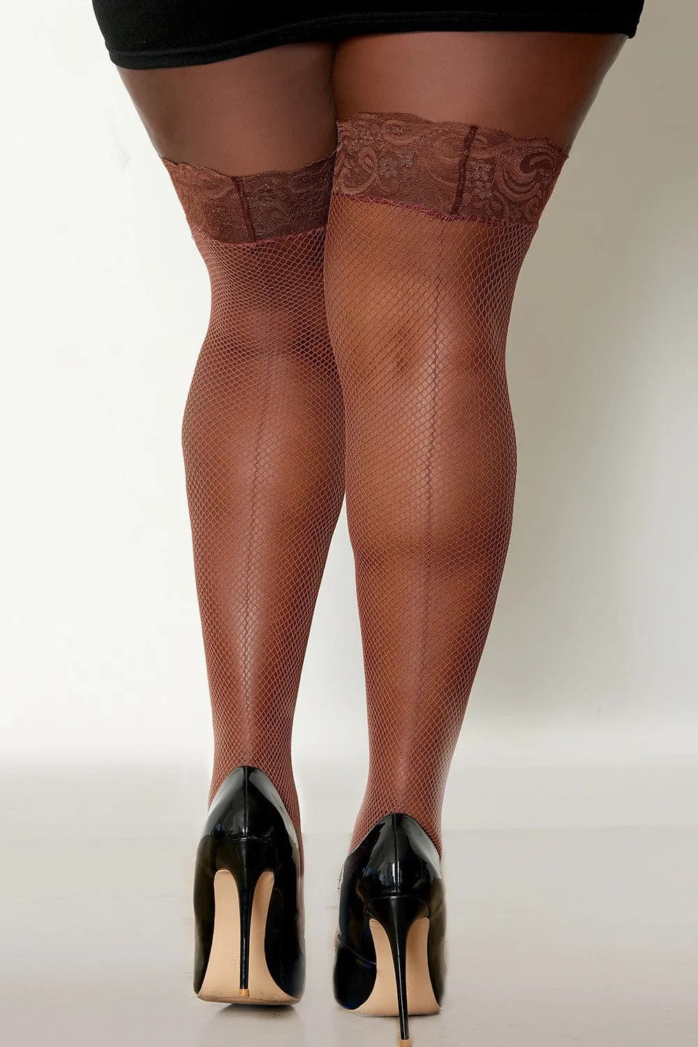 Bas résille grande taille café avec dentelle et silicone, maintien optimal, élégance et confort pour sublimer les jambes.