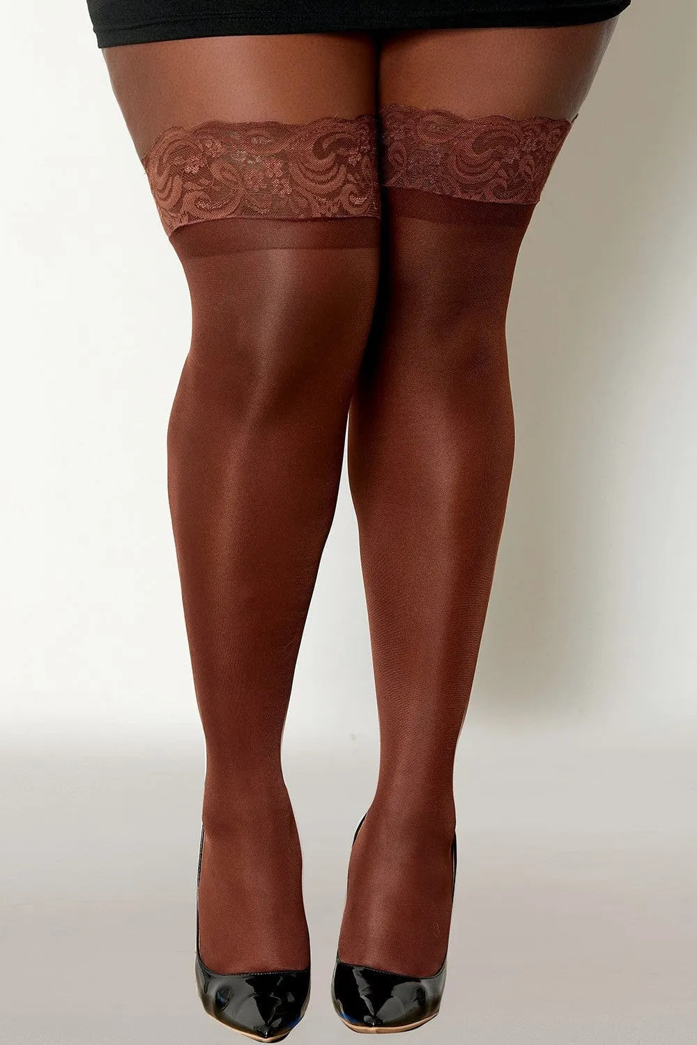 Bas résille grande taille avec bandes silicone dentelle, couleur marron, ajustement parfait, élégance et confort Dreamgirl.