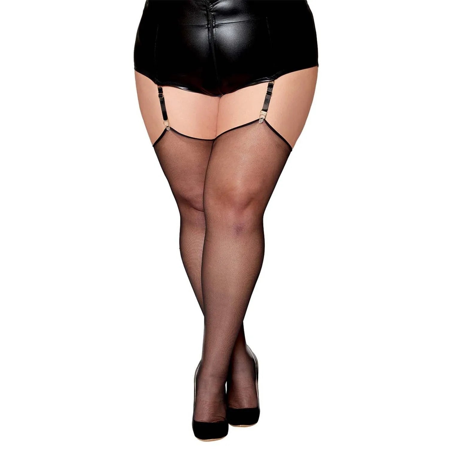 Bas résille noire grande taille avec couture arrière, transparents et soyeux, portés avec jarretelles, élégance et confort.