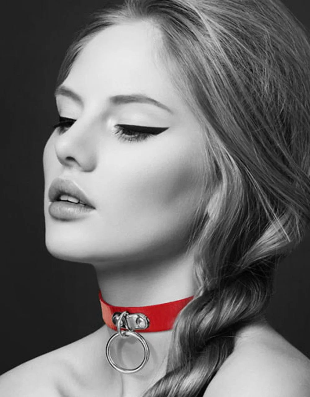 Collier BDSM en cuir rouge avec anneau argenté, réglable, style ceinture, pour jeux érotiques et fétichistes.